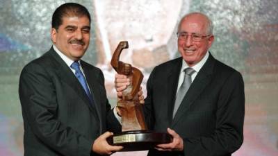 El presidente de la Cámara de Comercio e Industrias de Cortés, Jorge Faraj, entrega el premio El Forjador al empresario Camilo Kafati Simón.