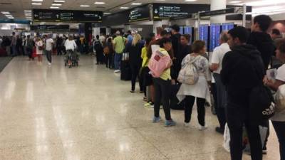 Los pasajeros que salieron este fin de semana del aeropuerto de Miami experimentaron filas más largas de lo normal en los puestos de seguridad debido al cierre temporal de uno de sus terminales, provocado como consecuencia de la parálisis presupuestaria del gobierno de Donald Trump.