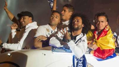 Marcelo junto a varios de sus compañeros festejando en la plaza Cibeles.