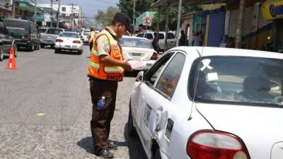 Los inspectores de Transporte realizaron operativos en la 7 calle del barrio Medina. Foto: Franklin Muñoz