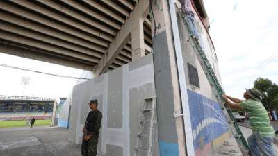 Un grupo de militares resguarda desde ayer el estadio Nacional.