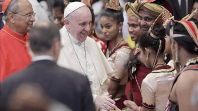 El papa Francisco recibió hoy a un grupo de peregrinos de Sri Lanka y recogió la invitación, por parte del cardenal Malcolm Ranjith, de visitar la isla del Océano Índico, algo de lo que el pontífice se mostró seguro de que 'Dios concederá esta gracia'. EFE