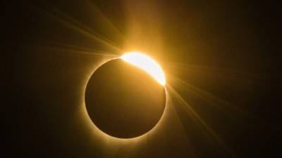 Durante más de 90 minutos, millones de personas admiraron el lunes extasiadas el 'gran eclipse' total de Sol, el primero en atravesar Estados Unidos en 99 años.
