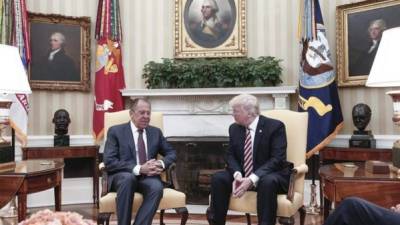 Fotografía facilitada por el Ministerio de Exteriores de Rusia que muestra al presidente de EE.UU., Donald Trump (d), durante su reunión con el ministro ruso de Exteriores, Serguéi Lavrov (i), en la Casa Blanca en Washington, Estados Unidos, este miércoles. EFE