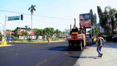 Ayer, la Municipalidad reparó un tramo de la Circunvalación y de la primera calle. Fotos: Jorge Monzón