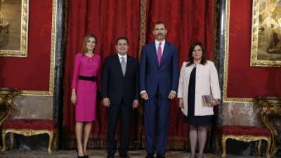 Los Reyes de España Felipe y Letizia posan para los medios junto al presidente de Honduras, Juan Orlando Hernández, y su esposa, Ana García Hernández, momentos antes del almuerzo que han ofrecido hoy en el Palacio Real en honor del mandatario hondureño, con motivo de su visita oficial a España.