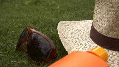 Para proteger su piel de las altas temperaturas debe usar protector solar, sombrero y lentes de sol.