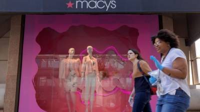 La firma Macy's anunció este lunes que envió a la mayoría de sus 130.000 empleados a casa luego de que la pandemia de coronavirus le obligara a cerrar todas sus tiendas. EFE