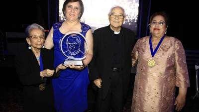 Clementina Martínez; la ganadora del Premio Quetglas, Astrid Ruiz; el querido padre Antonio Quetglas, y Rina Simón.