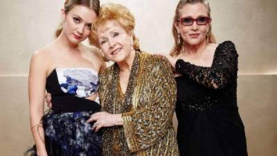 Billie Lourd es hija de Carrie Fisher y nieta de Debbie Reynolds.