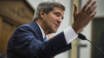 El secretario de Estado estadounidense John Kerry testifica ante el Comité de las Fuerzas Armadas del Senado, en Washington, EUA.