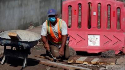 Un hombre trabaja en una construcción en Tegucigalpa. Archivo