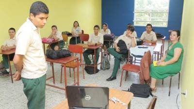 Un estudiante expone a sus compañeros en un aula del instituto San Vicente de Paul. Foto: Jorge Monzón