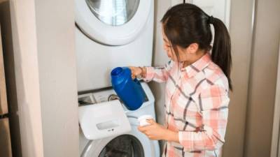 Es importante que sepas cómo limpiar el tambor de la lavadora, ya que su calor y humedad fomentan el desarrollo de cal y puede convertirse en una fuente de reproducción de bacterias.