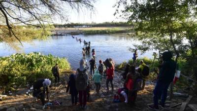 Los migrantes haitianos en Ciudad Acuña se lanzaron al río Bravo para evitar ser capturados por los policías mexicanos./AFP.