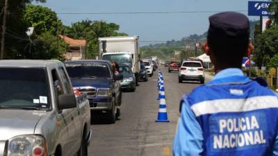 Miles de conductores regresan de Tela hacia San Pedro Sula. Foto Yoseph Amaya/LA PRENSA