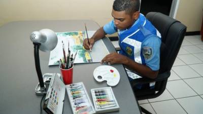 Orlin Velásquez da algunos retoques a la pintura del plantel de Vialidad.