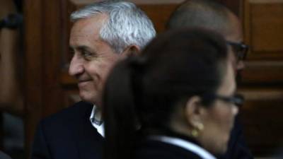 El expresidente de Guatemala Otto Pérez Molina (i) y la exvicepresidenta de Guatemala Roxana Baldetti (d), presuntos líderes de una trama de corrupción que saqueó al Estado de Guatemala, en la Sala de Audiencias de la Corte Suprema de Justicia, el 22 de junio de 2016. EFE