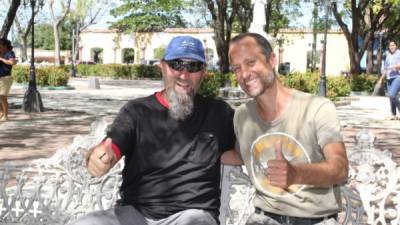 Robby Clemens junto a su traductor en el Parque Valle de Choluteca.