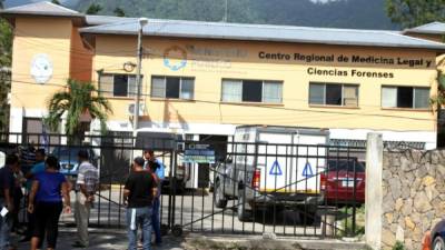 Los familiares de Alexis Ponce y Josías Vásquez llegaron ayer a la morgue de Medicina Forense a reclamar sus cuerpos.