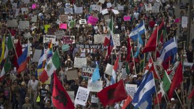 Miles de personas salieron a las calles de Los Ángeles y Nueva York a protestar contra Trump.