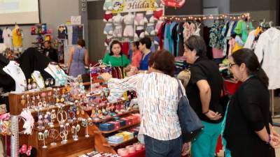 Esfuerzo. Más de 200 mipymes se concentran todos los sábados en Expocentro. Foto: Melvin Cubas.