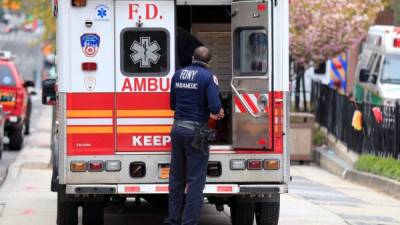 Un paramédico traslada a un paciente con coronavirus en EEUU. Foto: AFP