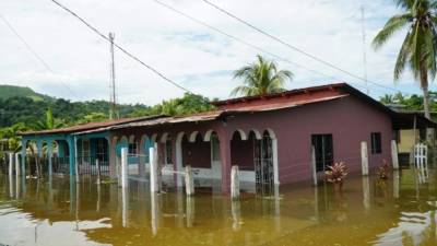 Los habitantes de Potrerillos y El Progreso sacaron sus pertenencias para no perderlas.