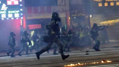 Tras la actuación policial en el parque, grupos de manifestantes se dirigieron al área de Central, que acoge la sede del Gobierno, el Parlamento y la Policía.