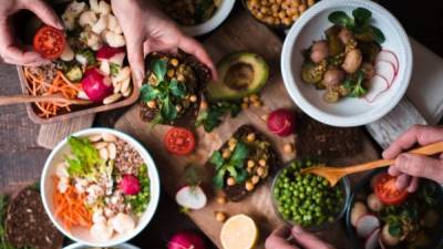 La dieta vegatariana evita toda la carne, huevos y lácteos. Se consume más frutas y verduras.