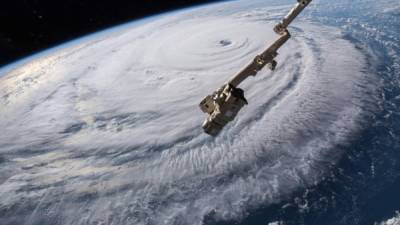 EPA7542. OCÉANO ATLÁNTICO (EEUU), 12/09/2018.- El huracán Florence visto desde una cámara en la Estación Espacial Internacional (EEI), ayer, 12 de septiembre de 2018. Florence se debilitó hoy a categoría dos con vientos máximos sostenidos de 175 kilómetros por hora en su avance por el Atlántico hacia la costa de EE.UU., de la que ya solo le separan unos 450 kilómetros. Pese a la perdida de fuerza, los expertos alertan de que su potencial destructor sigue intacto. EFE/ Fotografía facilitada por la Nasa SOLO USO EDITORIAL. PROHIBIDA SU VENTA