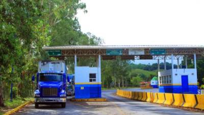 Un camión transita por el punto fronterizo integrado de Corinto entre Honduras y Guatemala.