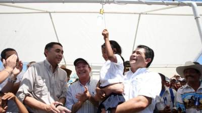 El presidente de Honduras, Juan Orlando Hernández, con la pequeña Lady Merary Hernández encendimos el foco de la esperanza de desarrollo para ocho comunidades de la montaña de Montecillos.