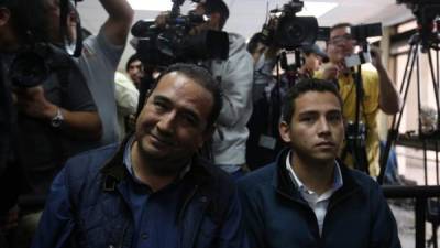 Sammy Morales (i) y José Manuel Morales Marroquín (d), hermano e hijo del presidente de Guatemala, Jimmy Morales, asisten a una audiencia, este 18 de enero de 2017, en la Torre de Tribunales, en Ciudad de Guatemala (Guatemala). EFE