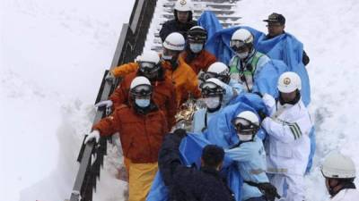 Policías y bomberos evacúan a un estudiante herido en Nasu, prefectura de Tochigi (Japón) hoy, 27 de marzo de 2017. EFE