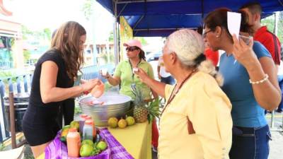 Los participantes degustaron los jugos desintoxicantes.