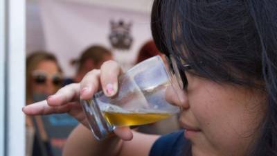 Asistentes participan en la Semana de la Cerveza en Los Ángeles, California.