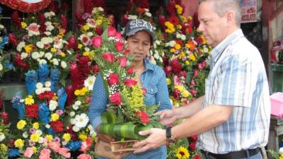 Keylin Orellana dice que las rosas son las que más se venden en esta temporada.