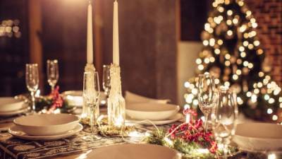 Las velas lucen perfectas al centro de la mesa navideña. Una idea sencilla y práctica es colocarlas en candelabros que vayan de acuerdo con la decoración.