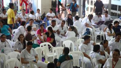 Las atenciones en los centros hospitalarios públicos continuaban paralizados este lunes.