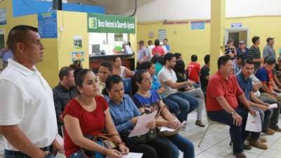 Mujeres esperan para ser atendidas en la revisión de documentos y toma de fotografía. Foto: Melvin Cubas.