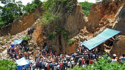 En la imagen, decenas de personas aguardan el rescate de los ocho mineros que continúan soterrados.
