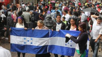 Los comerciantes portaron el pabellón nacional desde el inicio de la toma en el centro de la capital.