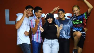 Los jóvenes, muy gozosos, posaron en el banner de LA PRENSA para guardar un bello recuerdo de su visita al medio de comunicación. Fotos: Moisés Valenzuela.