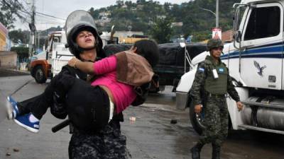 Las protestas efectuadas ayer por manifestantes que son simpatizantes de la Alianza de la Oposición dejaron una gran cantidad de destrozos en distintas partes del territorio hondureño.