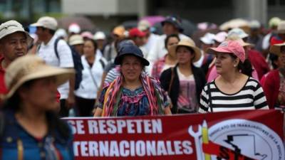 Maestros bloquean carreteras y aduanas en Guatemala.