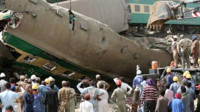 Al menos 43 personas murieron y decenas resultaron heridas en un choque de dos trenes de pasajeros tras un descarrilamiento el lunes en el sur de Pakistán, indicaron las autoridades. Fotos: AFP