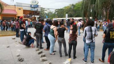 Con piedras y una cadena humana se bloqueó el paso a los vehículos que circulaban frente a la Unah-vs.