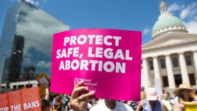 Además de Georgia, otros estados sureños como Alabama, Misuri y Luisiana, han adoptado legislaciones similares contra el aborto legal.