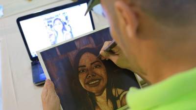 Isaac Bonilla (36) mientras finaliza con su navaja los detalles del retrato de una cliente. Los retratos son su fuerte, asegura. Fotos: Melvin Cubas.